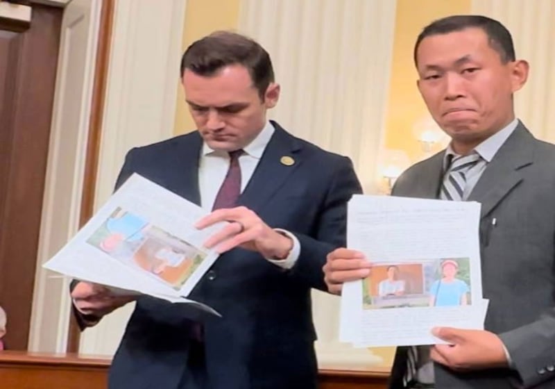身在美国的异议人士界立建（右）近期采取连串行动声援牛腾宇。 (界立建独家提供，拍摄日期不详)