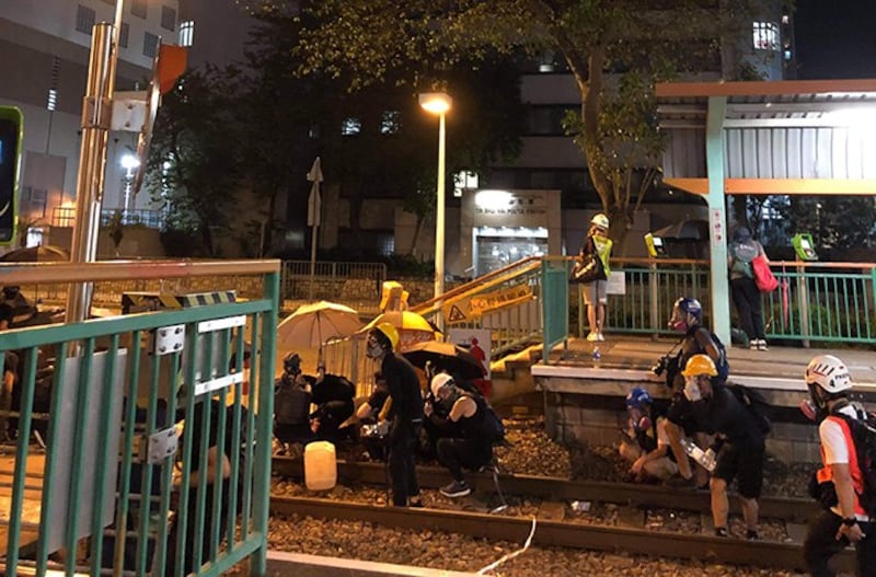 2019年8月5日在包围天水围警署的抗争中,泰瑞·李在前线拍摄的照片。(泰瑞·李提供,独家首发)
