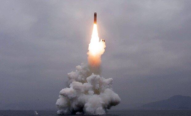 북한이 지난 2일 신형 잠수함발사탄도미사일(SLBM) '북극성-3형'을 성공적으로 시험발사했다고 조선중앙통신이 보도했다. 사진은 중앙통신 홈페이지에 공개된 북극성-3형 발사 모습.