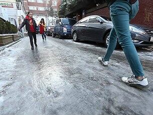  서울 마포구 서교동 한 골목길이 낮 시간임에도 불구하고 얼음이 녹지 않고 꽁꽁 얼어붙어 있다.