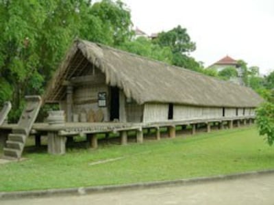 nhasannguoiede-wikipedia.jpg