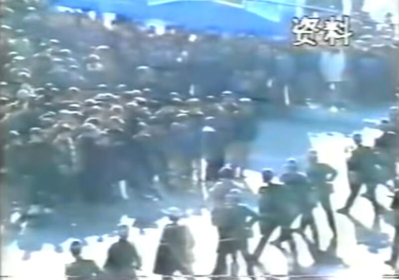 «5-فېۋرال غۇلجا ۋەقەسى» دىن بىر كۆرۈنۈش. غۇلجا ياشلىرى تىنچلىق بىلەن ئېلىپ بارغان نامايىش خىتاي قوراللىق كۈچلىرى تەرىپىدىن توسقۇنلۇققا ئۇچرىماقتا 1997-يىلى 5-فېۋرال. غۇلجا.