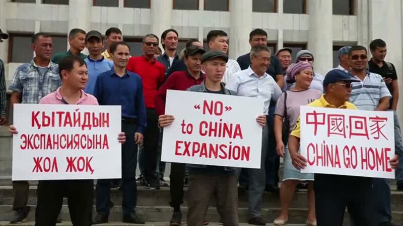 قازاق ئاھالىلىرى خىتاينىڭ قازاقىستاندىكى كېڭەيمىچىلىكىگە نارازىلىق بىلدۈرۈپ قىلغان نامايىشتىن كۆرۈنۈش. 2029-4-سېنتەبىر، ئالمۇتا.