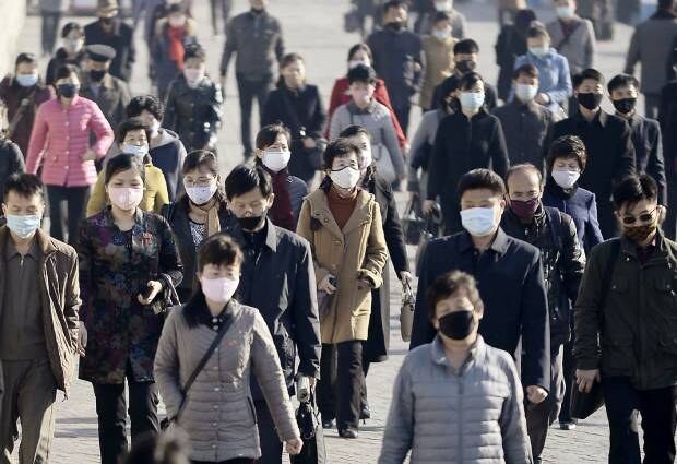 사진은 지난달 30일 마스크를 착용하고 출근하는 평양 시민들. 