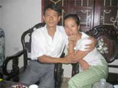 Vợ chồng Bác sĩ Phạm Hồng Sơn - Vũ Thúy Hà, hình chụp hôm 30-8-2006. Photo courtesy of Free News Agency.