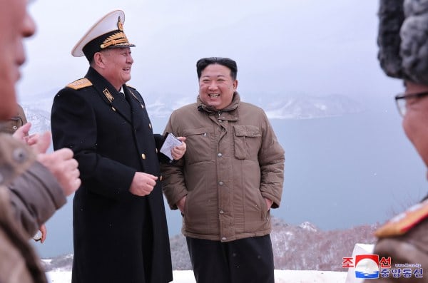 김정은 북한 국무위원장이 지난 28일 오전 새로 개발된 잠수함발사전략순항미사일 '불화살-3-31형'의 시험발사를 지도했다고 조선중앙TV가 29일 보도했다. [조선중앙TV 화면]