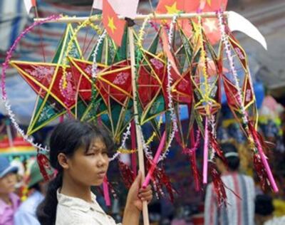 Một bé gái bán lồng đèn ở Hà Nội vào dịp tết Trung Thu - là Tết của trẻ em mà lẽ ra em phải được vui chơi