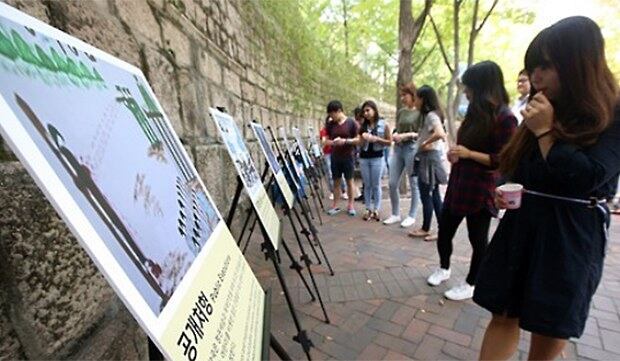 서울 덕수궁 돌담길에서 북한 인권 관련 사진전을 관람하는 모습.