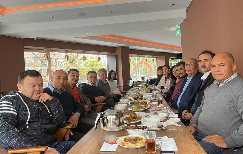 «ئۇيغۇر ھەرىكىتى» تەشكىلاتىنىڭ ياۋروپادىكى ئىككى ھەپتىگە سوزۇلغان پائالىيىتى جەريانىدا پېشقەدەم ئۇيغۇر سىياسىي ئەربابلىرىدىن ئەركىن ئالىپتېكىن ئەپەندى(ئوڭدىن ئۈچىنچى) بىلەن كۆرۈشكەن. 2021-يىلى ئۆكتەبىر، ميۇنخېن.