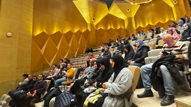 مارمارا ئۇنىۋېرسىتېتىدا ئۆتكۈزۈلگەن «شەرقىي تۈركىستان: كىملىك ۋە كۈرەش» دېگەن تېمىدىكى ئىلمىي مۇھاكىمە يىغىنى كۆرۈنۈشى. 2024-يىلى 11-دېكابىر، ئىستانبۇل
