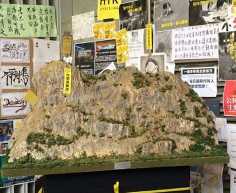 2014年11月3日，在金鐘佔領區，有人擺放獅子山楔模型，並貼上我要真普選真幡。（粵語部記者林靜攝）