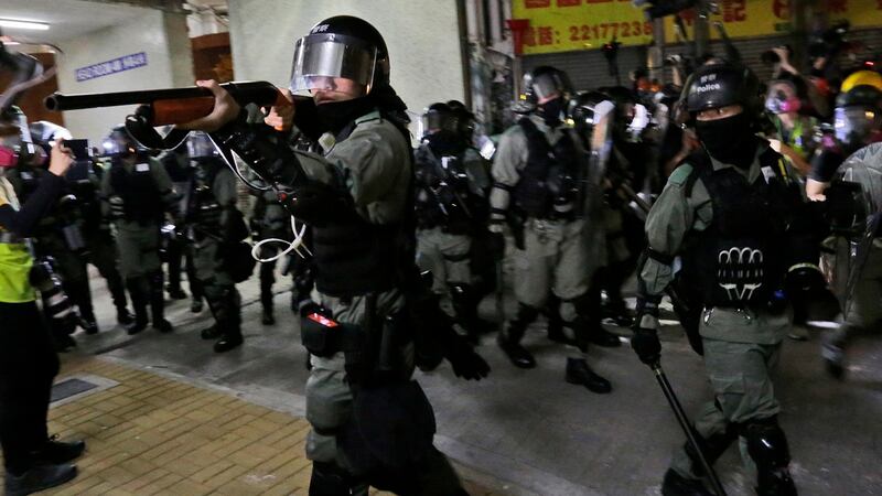 2019年11月8日,香港警察用枪瞄准一些香港的抗议者。(美联社)