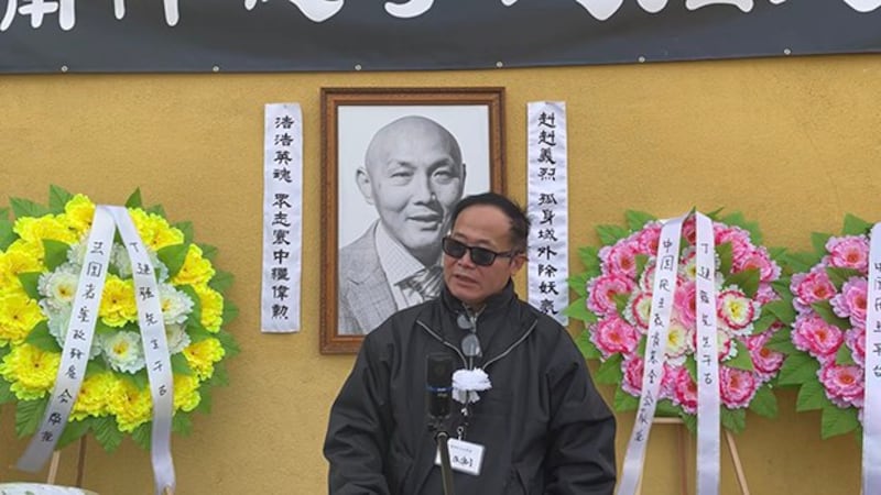 2021年1月10日，雕塑家陈维明在丁建强追悼会上发言。（徐杰提供）