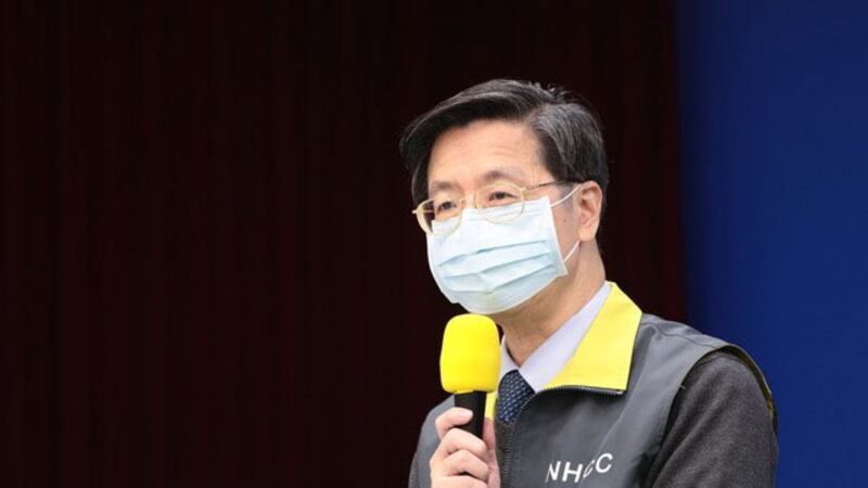 中央流行疫情指挥中心专家谘询小组召集人张上淳解释无症状传染情形。(疾管署提供)