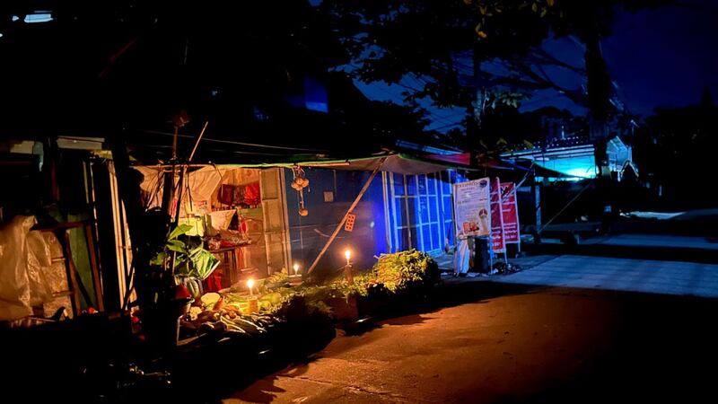 ရန်ကုန်မြို့တွင် လျှပ်စစ်ဓာတ်အား အချိန်ပိုင်းပေးမှုကြောင့် ကုန်စိမ်းဆိုင်တစ်ဆိုင်တွင် ဖယောင်းတိုင်ထွန်းကာ ရောင်းချနေသည်ကို ၂၀၂၃ ခုနှစ် စက်တင်ဘာလ ၂၁ ရက်နေ့ က တွေ့ရစဉ်။ (Photo: RFA)