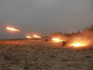 제851군부대 여성 방사포부대의 포사격 훈련.