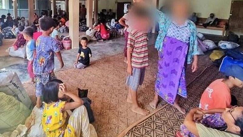 စစ်ကိုင်းတိုင်း၊ မုံရွာမြို့၊ ညောင်ဖြူပင်ကျေးရွာအုပ်စုမှ စစ်ဘေးဒုက္ခသည်များအား ၂၀၂၃ ခုနှစ်၊ နိုဝင်ဘာလ ၅ ရက်နေ့က တွေ့ရစဥ်။ (ဓာတ်ပုံ- မုံရွာ-အမြင့်လမ်း သပိတ်ဦးဆောင်ကော်မတီ)