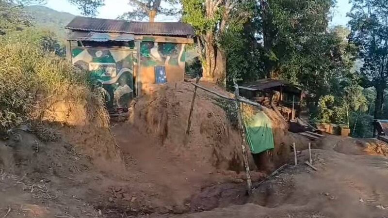၂၀၂၄ ခုနှစ်၊ ဇန်နဝါရီလ ၂၉ ရက်နေ့က ကချင်လွတ်မြောက်ရေး တပ်မတော် (KIA) က သိမ်းပိုက်ခဲ့သည့် ရှမ်းပြည်နယ်မြောက်ပိုင်း နမ့်ခမ်းမြို့နှင့် တရုတ်ပြည်နယ်စပ်ရှိ ကိုင်ထိပ် စစ်ကောင်စီတပ်စခန်းကို တွေ့ရစဉ်။ (Photo: Citizen Journalist)