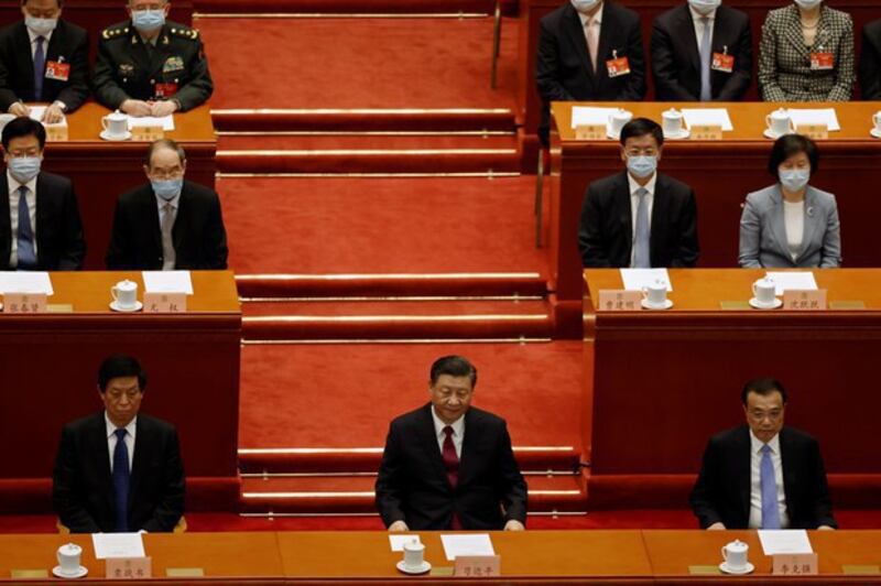 中国政协会议闭幕，左起栗战书、习近平、李克强。（路透社）