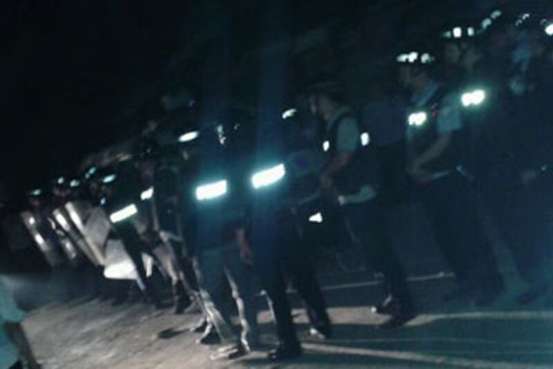 廣西貴港警方3月25日晚到新塘圩冚賭，逾千民眾抗議警察暴力執法，期間一部警車被砸毀。當局出動四百名防暴警驅散群眾，有十多人被打傷。（相片由居民梁先生提供）