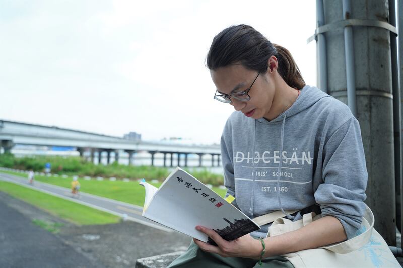 胡戩亦帶同書本來台。(文海欣 攝)