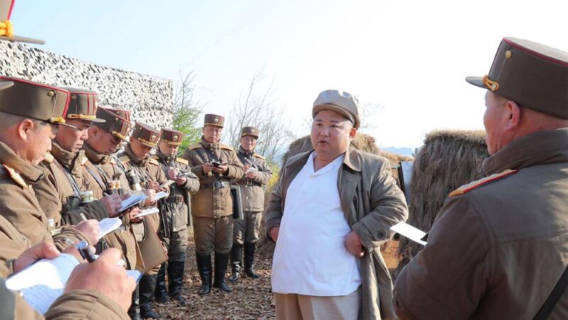 图为,朝鲜领导人金正恩在未公开地点视察朝鲜人民军军团的迫击炮小部队演习 。(法新社)
