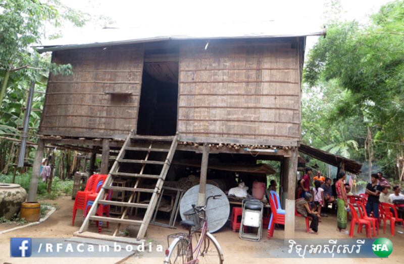ផ្ទះ​របស់​សព កញ្ញា អេង សុខគា ពលការិនី​ដែល​ស្លាប់​ដោយ​គ្រោះថ្នាក់​ចរាចរណ៍​នៅ​ប្រទេស​ថៃ ពេល​វិល​ត្រឡប់​មក​កម្ពុជា។ រូបថត​ថ្ងៃ​ទី​១៧ ខែ​មិថុនា ឆ្នាំ​២០១៤