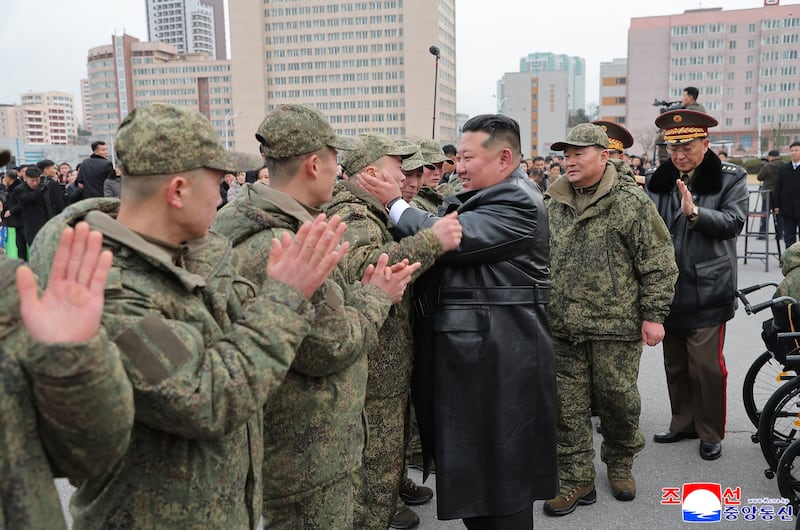 러시아 쿠르스크 지역에 파병됐다가 귀환한 조선인민군 제528공병연대 장병들을 맞이하는 모습.