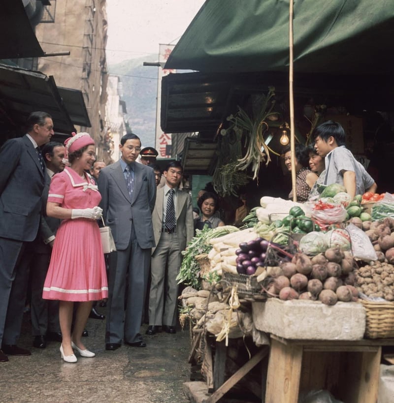 英女皇曾兩次到訪香港，大展親民形象。第一次是1975年5月，為期4天的訪問行程，她走入公屋愛民邨探訪，又穿著高跟鞋走訪街市與檔主交流。（昔日香港Facebook圖片）