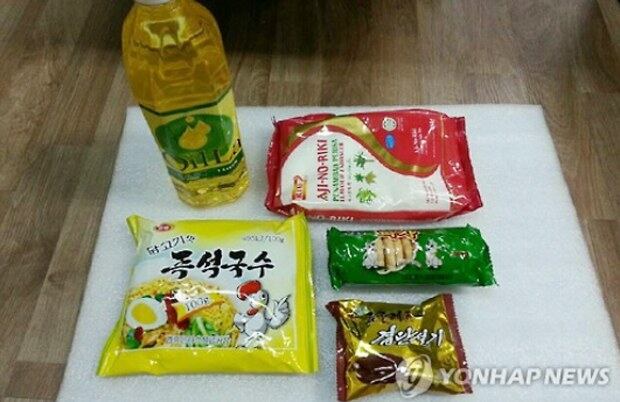 개성공단의 대표 간식으로 북한 근로자에게 인기를 끌었던 '초코파이'가 사라지고, 그 자리를 북한판 초코파이인 '경단설기'가 차지한 것으로 지난달 8일 알려졌다. 개성공단기업협회 관계자는 이날 기자간담회에서 "북한에서 '노보물자'(노동자를 보호하는 보너스의 의미)는 100% 북한 제품을 써달라고 요구했다"며 "올해 3~4월부터 북한 제품이 본격적으로 납품되기 시작했다"고 밝혔다.