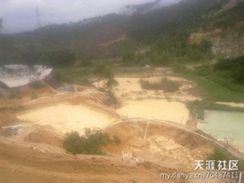 图片： 稀土开采流出的毒水。 （天涯社区/中国茉莉花革命网站）