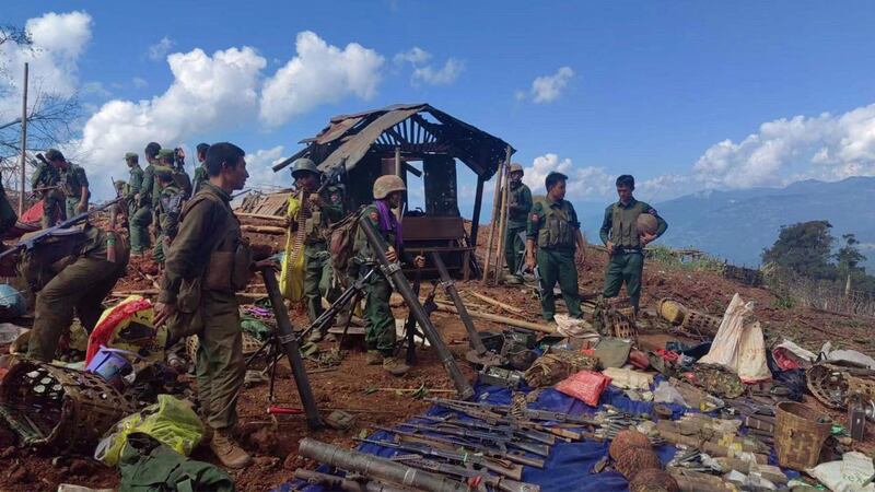 စစ်ကောင်စီ၏ တပ်စခန်းတစ်ခုအား ၂ဝ၂၃ ခုနှစ် အောက်တိုဘာလ ၂၉ ရက်နေ့က ကိုးကန့်တပ်မတော် (MNDAA) မှ တိုက်ခိုက်သိမ်းယူအပြီး ထုတ်ပြန်ထားစဉ်။ (The Kokang)