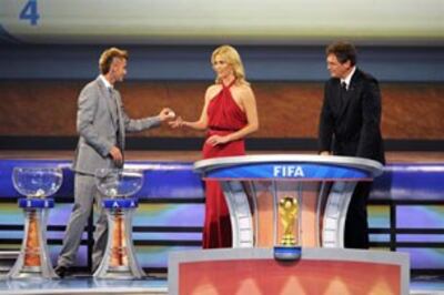 Danh thủ David Beckham (trái) diễn viên điện ảnh Charlize Theron (giữa), và Tổng thư ký FIFA Jerome Valcke