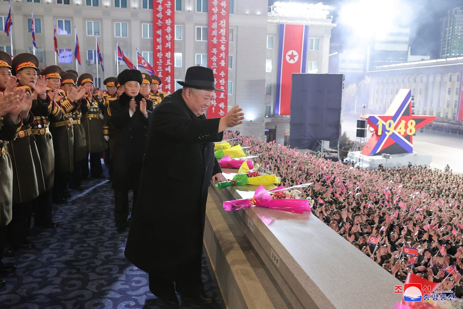 북한이 건군절(인민군 창건일) 75주년인 지난 8일 평양 김일성광장에서 열병식을 개최했다고 조선중앙통신이 9일 보도했다.