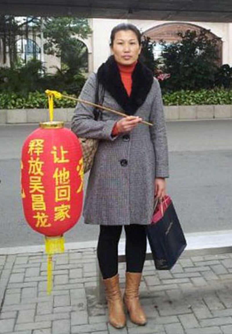 吳昌龍姐吳華英多年來一直為他奔走伸冤。圖為吳華英1月初在福建省高院外請願。(吳華英提供)