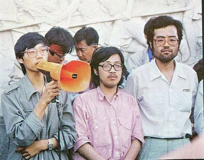1989年5月24日，王丹（左一）宣布保卫天安门广场指挥部成立。他旁边是老木（中）和刘苏里（右）。（8964museum.com）