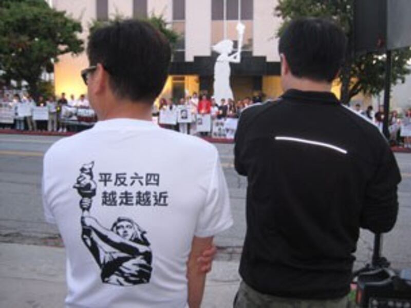 图片：“香港论坛”连续23年在驻洛中领馆前举行六四晚会.(记者萧融摄)