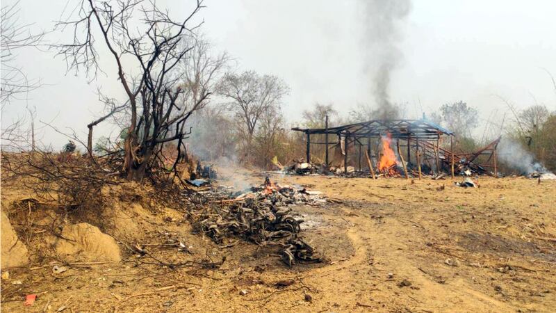 ၂၀၂၃ ခုနှစ်၊ ဧပြီလ ၁၁ ရက်နေ့ စစ်ကောင်စီ၏ ပဇီကြီးရွာ လေကြောင်းတိုက်ခိုက်မှုအတွင်း သေဆုံးသွားသူများ၏ ခန္ဓာကိုယ်အစိတ်အပိုင်းများအား မီးရှို့သင်္ဂြိုဟ်ပေးနေသည်ကို တွေ့ရစဉ်။ (Photo: CJ)