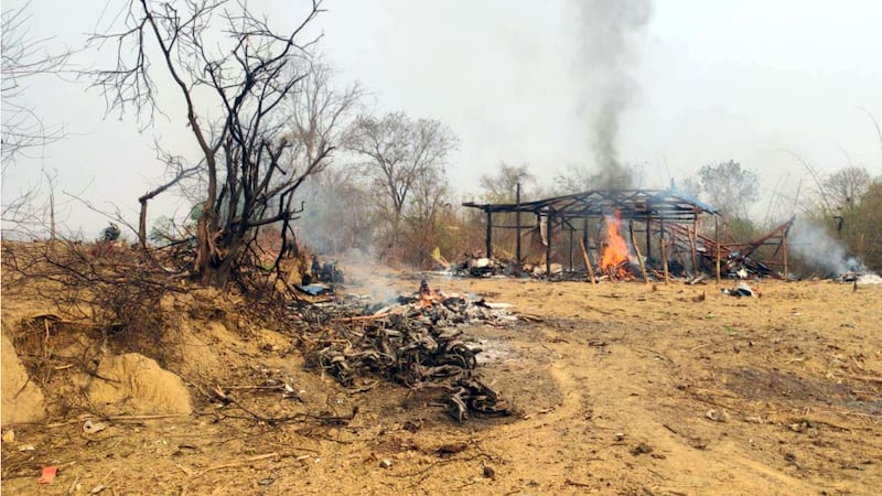 ၂၀၂၃ ခုနှစ်၊ ဧပြီလ ၁၁ ရက်နေ့ စစ်ကောင်စီ၏ ပဇီကြီးရွာ လေကြောင်းတိုက်ခိုက်မှုအတွင်း သေဆုံးသွားသူများ၏ ခန္ဓာကိုယ်အစိတ်အပိုင်းများအား မီးရှို့သင်္ဂြိုဟ်ပေးနေသည်ကို တွေ့ရစဉ်။ (Photo: CJ)