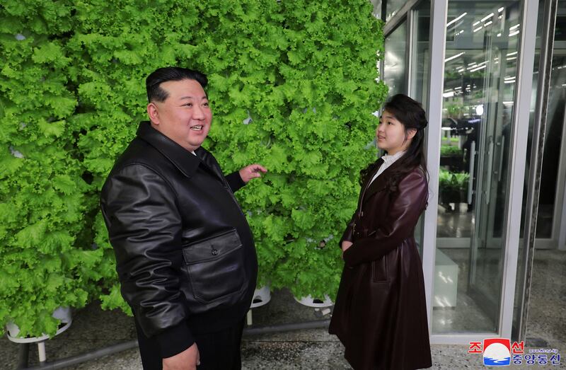 2024년 3월, 김정은 국무위원장과 딸 김주애가 강동 온실을 방문하고 있다.