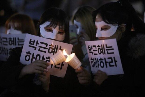 15일 오후 서울 신촌역 인근에서 대학생들이 '박근혜 정권 퇴진'을 촉구하는 집회를 벌이고 있다. 