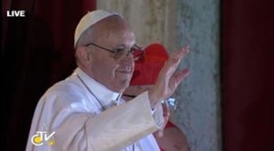 Tân Giáo Hoàng, Đức Hồng Y Jorge Mario Bergoglio Francis I, xuất hiện ở cửa sổ ban công Nhà thờ St Peter sau khi được bầu làm Giáo hoàng thứ 266 của Giáo hội Công giáo La Mã vào ngày 13 tháng 3 năm 2013 tại Vatican. Courtesy vatican.va