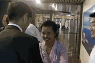 བཀའ་བློན་ཁྲི་པ་བློ་བཟང་སེངྒེ་མཆོག་ཨ་རིའི་རྒྱལ་སར་དཔོན་རིགས་ཁག་ཅིག་དང་མཇལ་མོལ་ཆེད་ཕེབས་སོང༌།