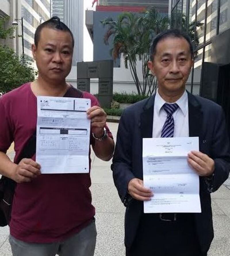 2014年10月20日，食肆老闆宋炎坤（左），到區域法院入稟小額錢債審裁處，向“佔中”發起人戴耀廷及陳健民提出索償。（在場人士提供）