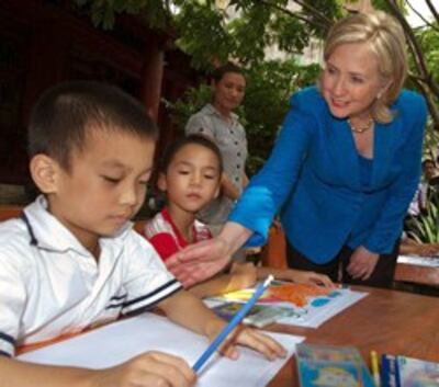 Ngoại trưởng Mỹ Hillary Clinton đến thăm trẻ mồ côi nhiễm HIV tại chùa Ngọc Lâm ngày 22 tháng bảy năm 2010. AFP 