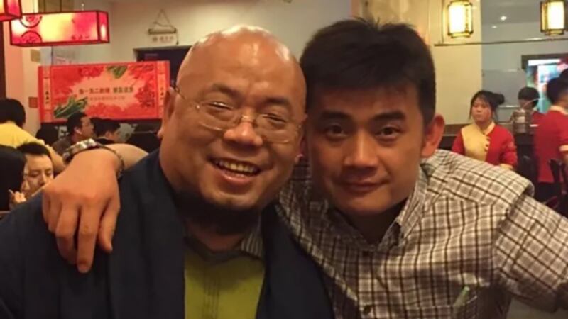 湖南公民歐彪峰（右）表示，瀏陽市很多煙花廠都缺乏政府監管，擔心會釀成嚴重意外。（歐彪峰推特圖片 / 拍攝日期不詳） 