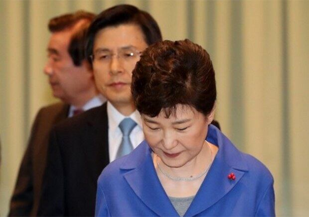 박근혜 대통령이 9일 오후 탄핵소추안이 가결된 이후 청와대에서 열린 국무위원 간담회에 황교안 국무총리와 함께 참석하고 있다.