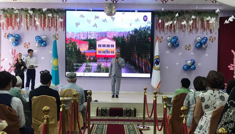 ئالمۇتا شەھىرىنىڭ دوستلۇق مەھەللىسى ئابدۇللا روزىباقىيېف نامىدىكى 153-مەكتەپ-گىمنازىيەسىدە گۇۋاھنامە تاپشۇرۇش تەنتەنىسىدىن كۆرۈنۈش. 2022-يىلى 17-ئىيۇن، قازاقىستان.