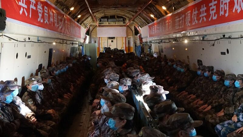 解放军4,000多名医护人员驰援武汉。（视频截图）