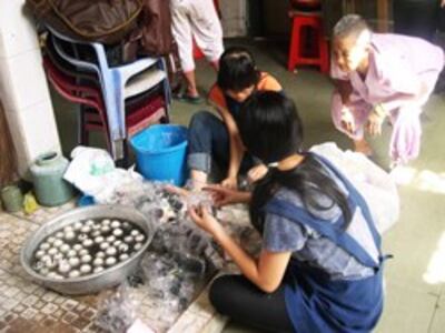 Anh chị em thiện nguyện nấu cháo cho các cụ- photo by Fullmoon, of nguoitoicuumang.com